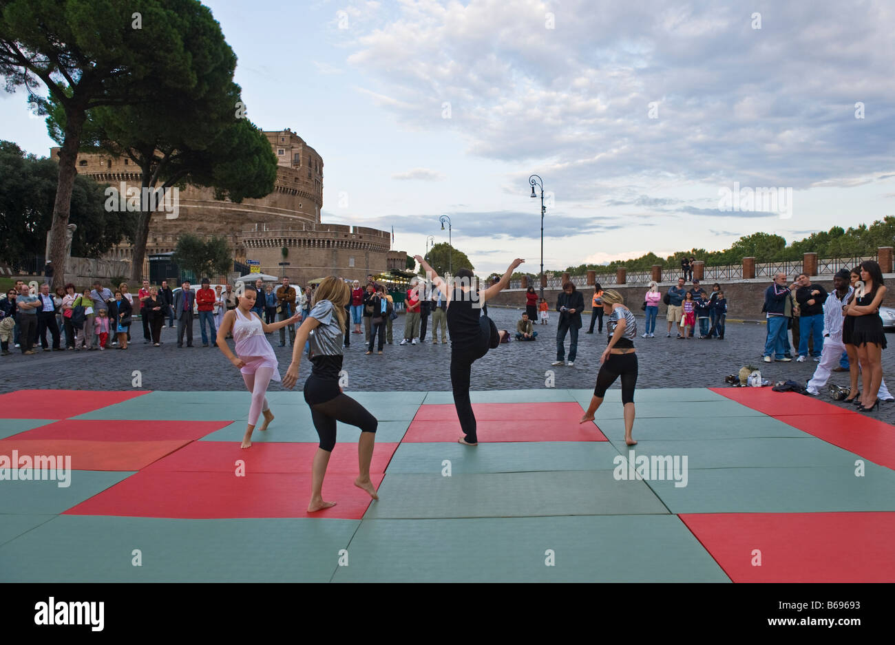 Rom eine öffentliche Aufführung des Tanzes in der Nähe von Castel S Angelo Stockfoto