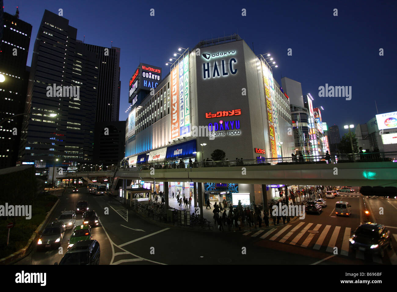 Das Odakyu Shinjuku Kaufhaus in der Abenddämmerung im Bezirk Shinjuku, Tokio Stockfoto