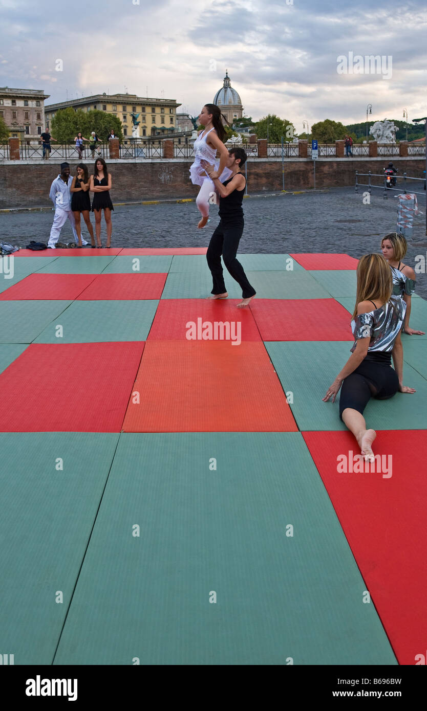 Rom eine öffentliche Aufführung des Tanzes in der Nähe von Castel S Angelo Stockfoto