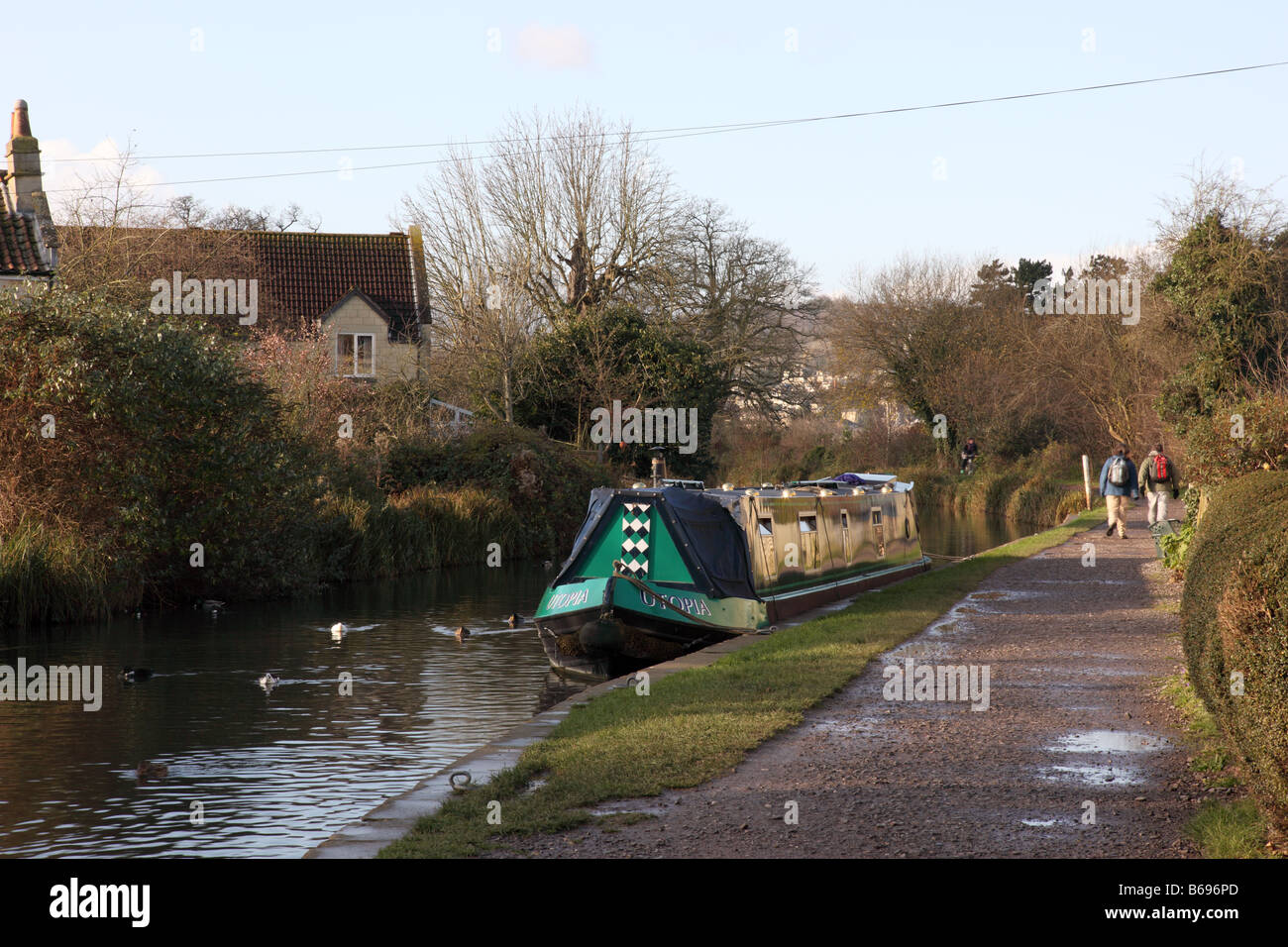 Kanalboot und Wanderer, die den Kennet- und Avon-Kanal in Bathampton, Bath, England, genießen Stockfoto