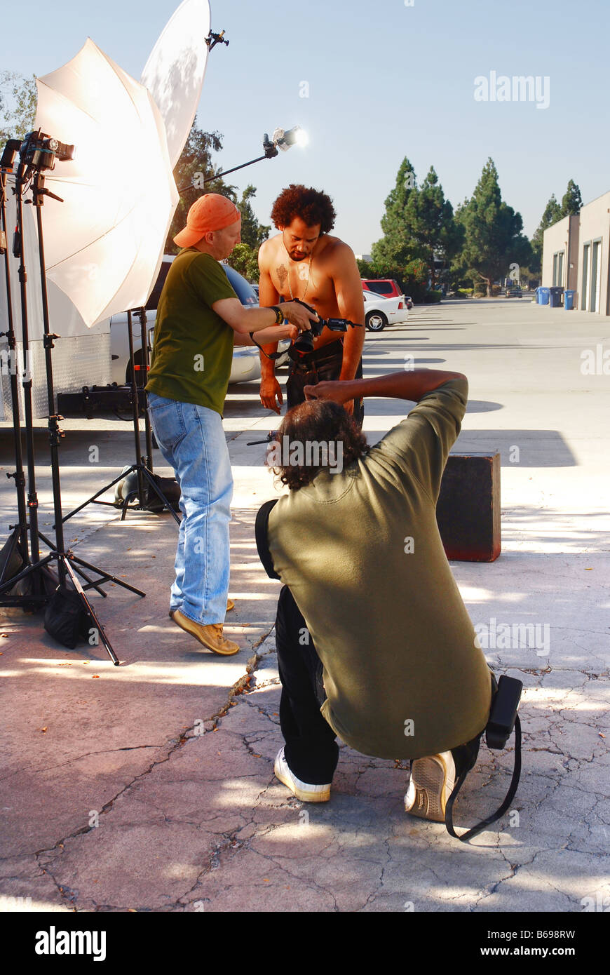 Fotografen und Model arbeiten bei einem Outdoor-Foto-Shooting Stockfoto