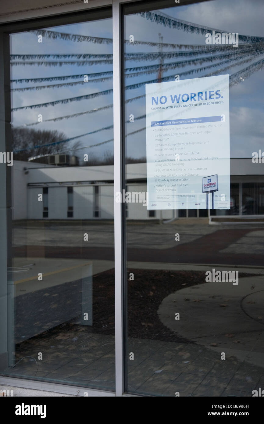 Geschlossene GMC-Autohaus in Jenkintown. Ironisch Zeichen besagt, "No Worries" Stockfoto