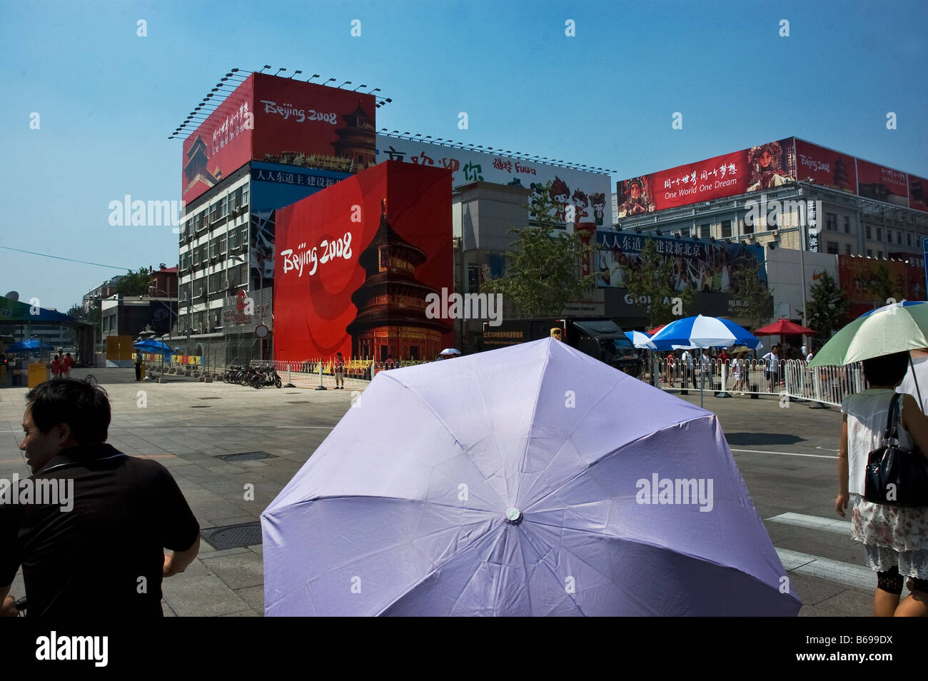 Peking-Straße mit großen Olympischen Spiele 2008 Werbung und einen Regenschirm Stockfoto