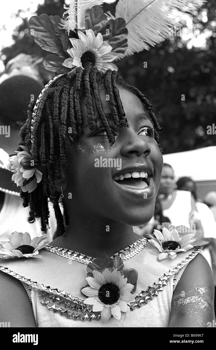 Junges Mädchen bereit, in der Karibik Kinderparade in Brooklyn New York zu marschieren Stockfoto