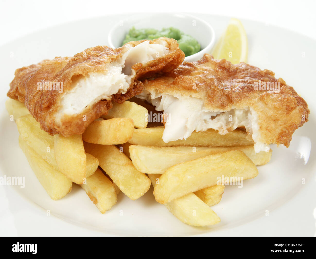 Fish And Chips und Erbsenpüree auf einem Teller-studio Stockfoto