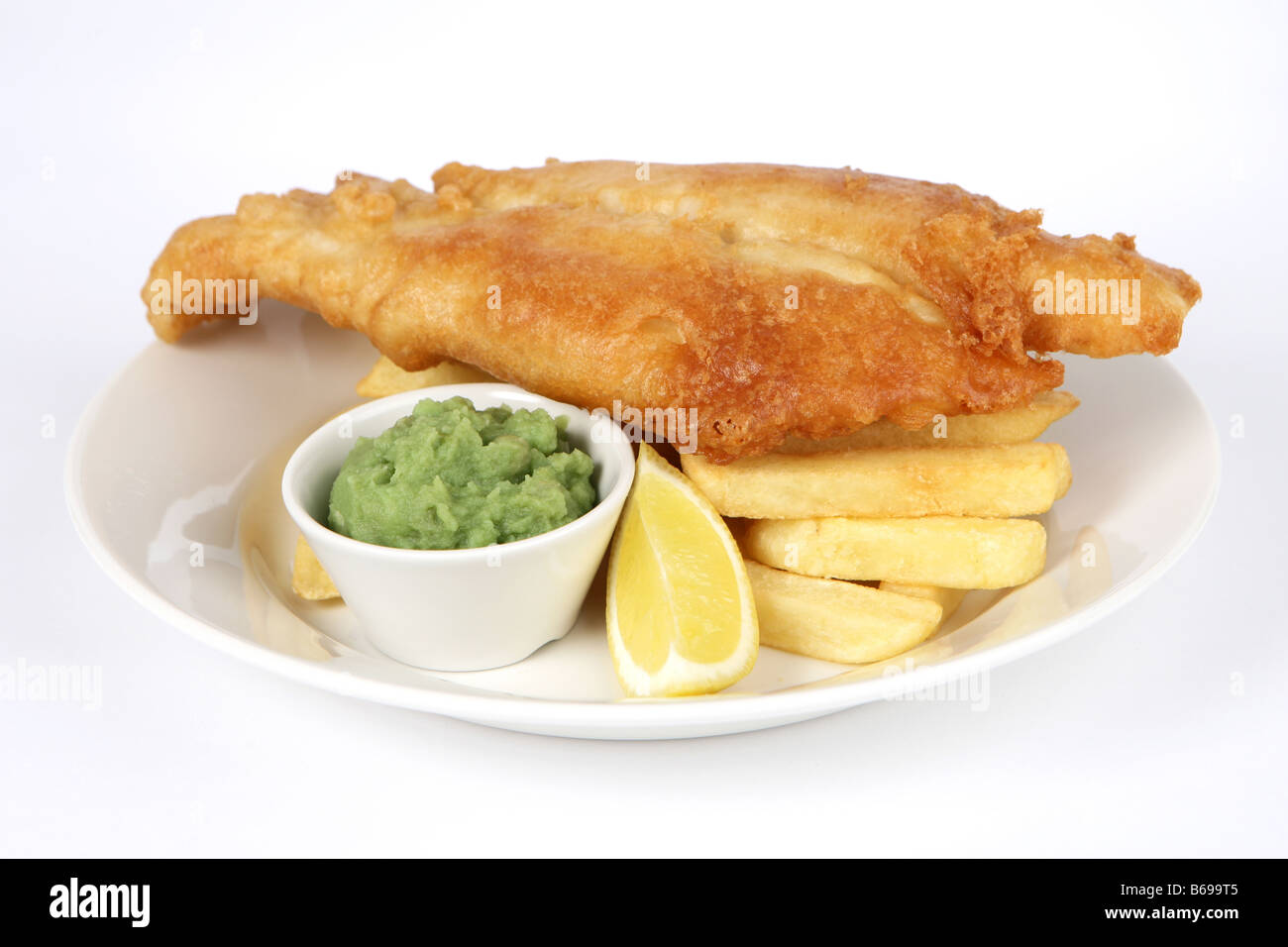 Fish And Chips und Erbsenpüree auf einem Teller-studio Stockfoto