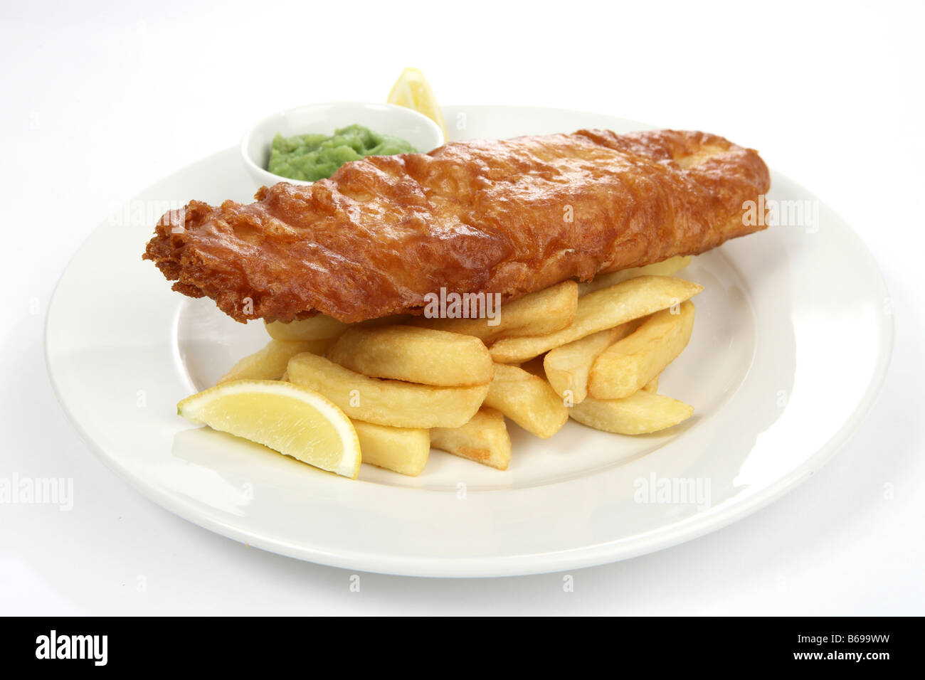 Fish And Chips und Erbsenpüree auf einem Teller-studio Stockfoto