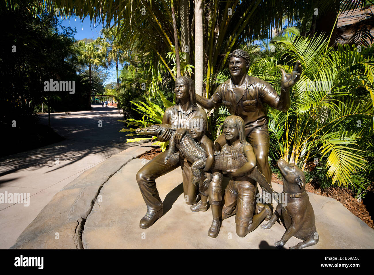 Bronzeskulptur von Steve Irwin mit seiner Familie in Australia Zoo. Stockfoto