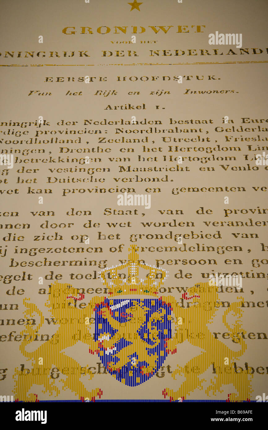 Die niederländische Verfassung und Wappen als Wandbild in der Staten-Generaal, der General Assembly Hall des Parlaments. Den Haag. Stockfoto