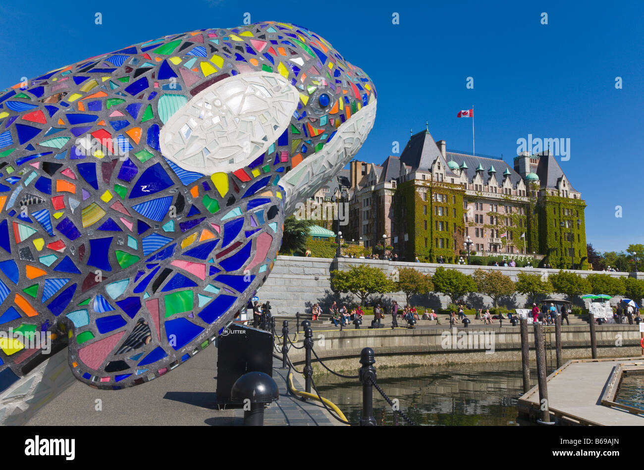 "Empress Hotel" und Statue von Mosaik Delphin Victoria "Vancouver Island" Britisch-Kolumbien Kanada Stockfoto