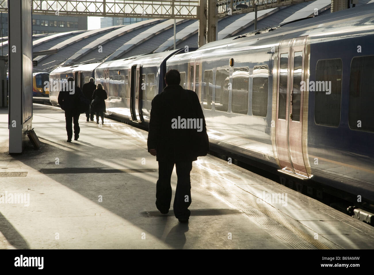 Südwesten Züge Passagiere zu trainieren und trainieren am Bahnsteig. Bahnhof Waterloo, London. VEREINIGTES KÖNIGREICH. Stockfoto