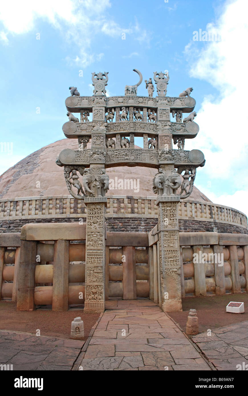 Stupa 1 oder große Stupa: Nord-Gateway oder Torana, Sanchi, Madhya Pradesh, Indien. Stockfoto