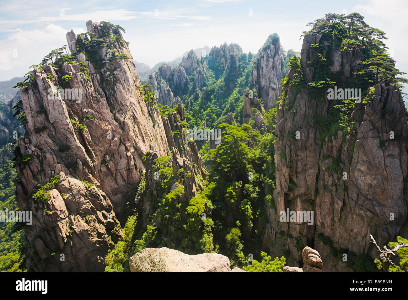 Panoramablick auf einer Bergkette, Huangshan, Anhui Provinz, China Stockfoto