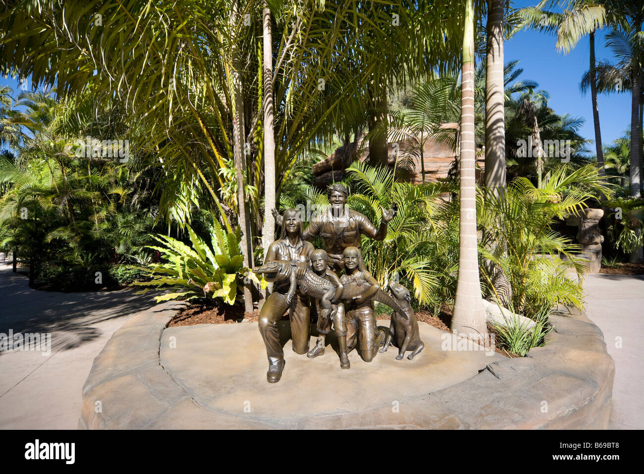 Bronzeskulptur von Steve Irwin mit seiner Familie in Australia Zoo. Stockfoto