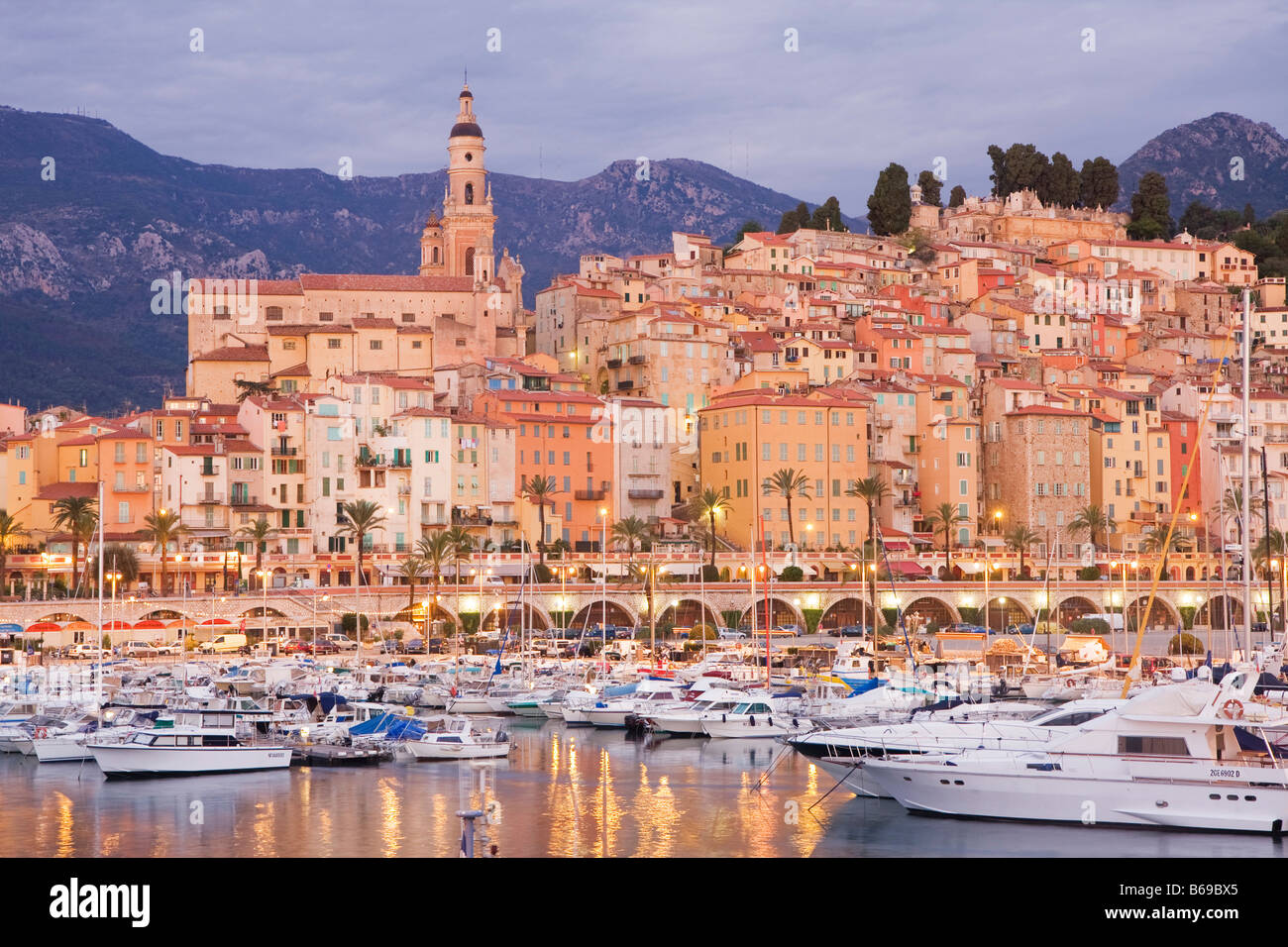 Küsten Vilage Menton mit Hafen am französischen Cote d ' Azur in der Abenddämmerung, Frankreich, Europa, EU Stockfoto