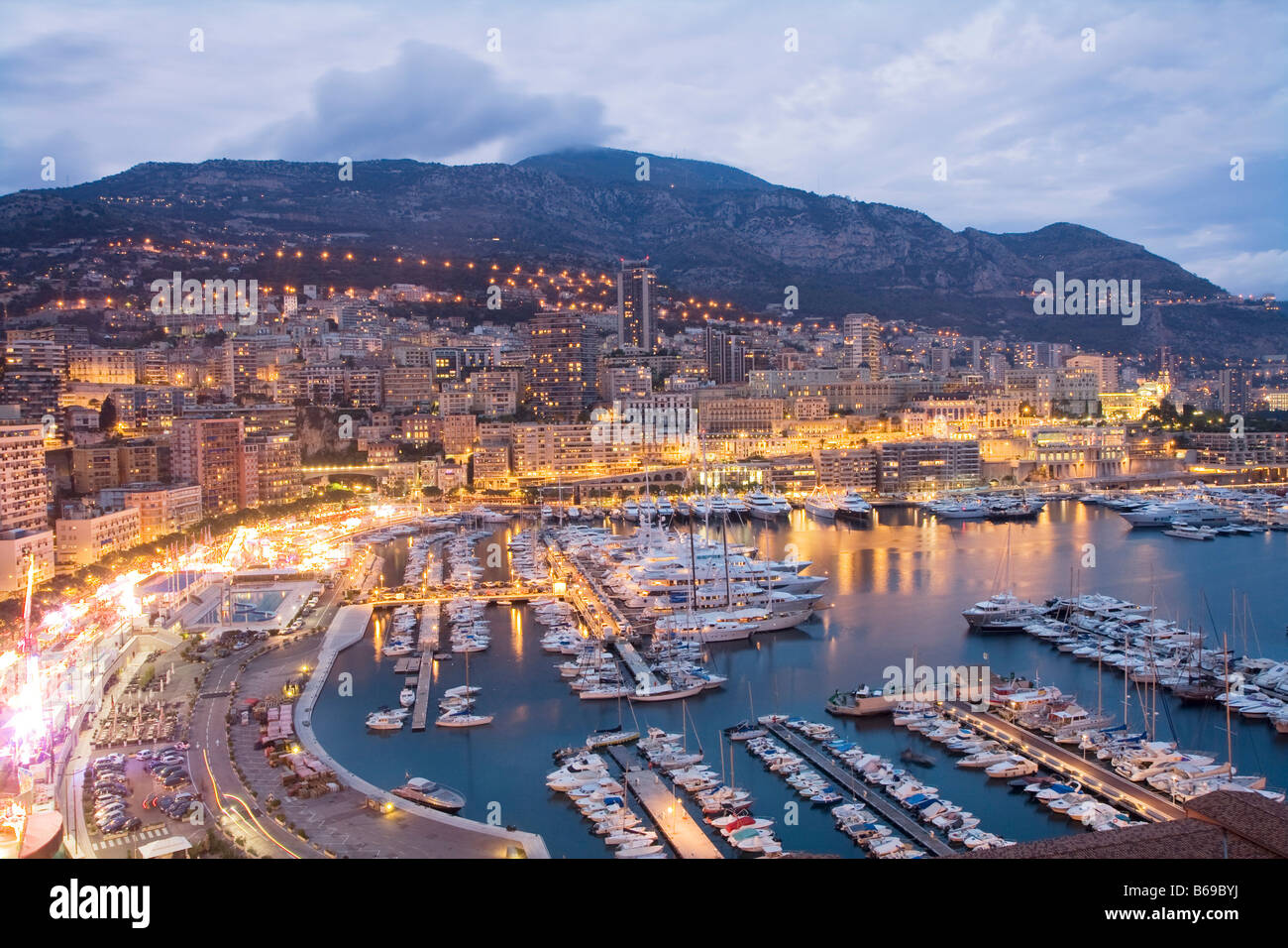 ÜbersichtMonaco, Monte Carlo, Hafen mit LuxusBoote und Schiffe in der Abenddämmerung