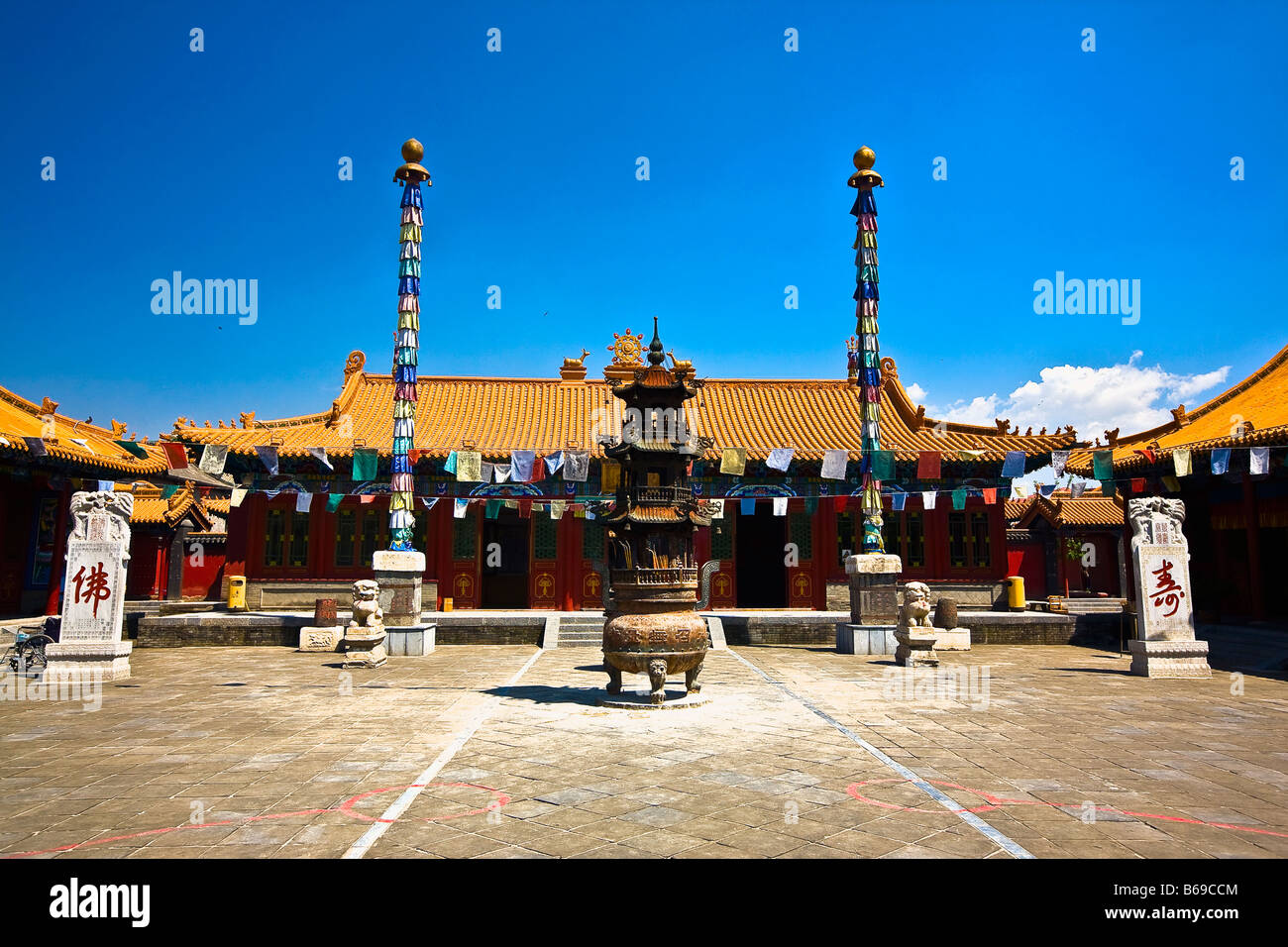 Skulptur vor einem Tempel, Da Zhao Tempel, Hohhot, Innere Mongolei, China Stockfoto