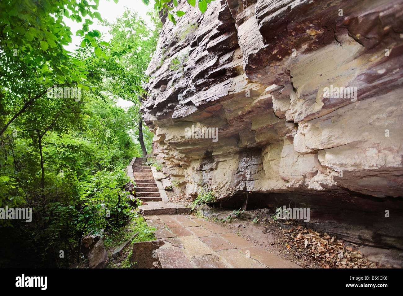 Schritte in der Nähe von einem Felsen, Taihang Grand Canyon, Linzhou, Provinz Henan, China Stockfoto