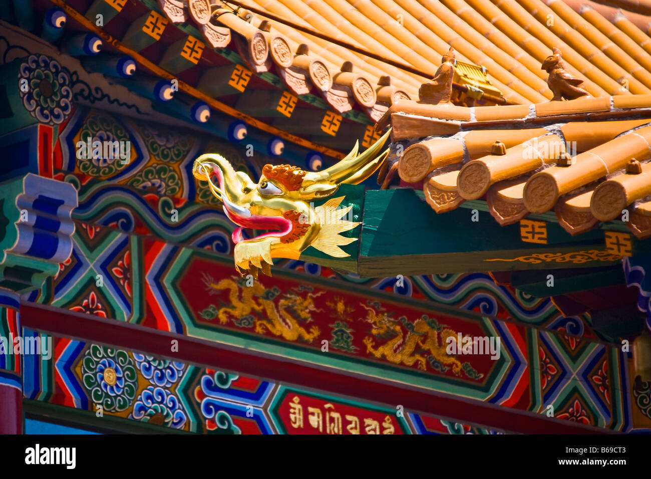 Skulptur auf dem Dach eines Tempels, Da Zhao Tempel, Hohhot, Innere Mongolei, China Stockfoto