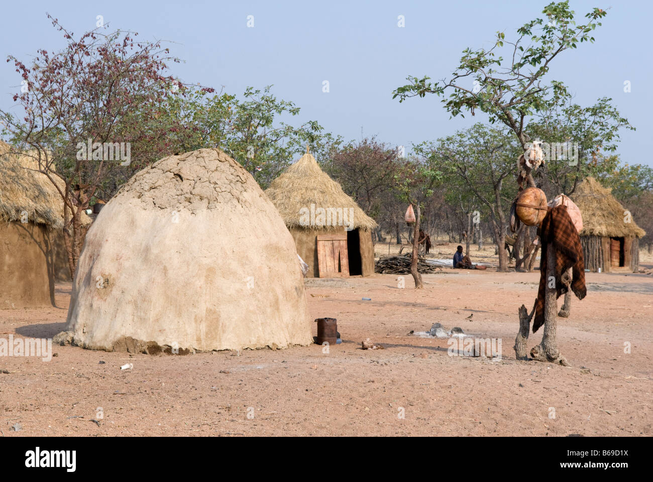 Traditionelles Dorf Hütten gebaut aus Schlamm und Dung bei der Himba-Oase-Dorf in der Nähe von Kamanjab Namibia Afrika Stockfoto