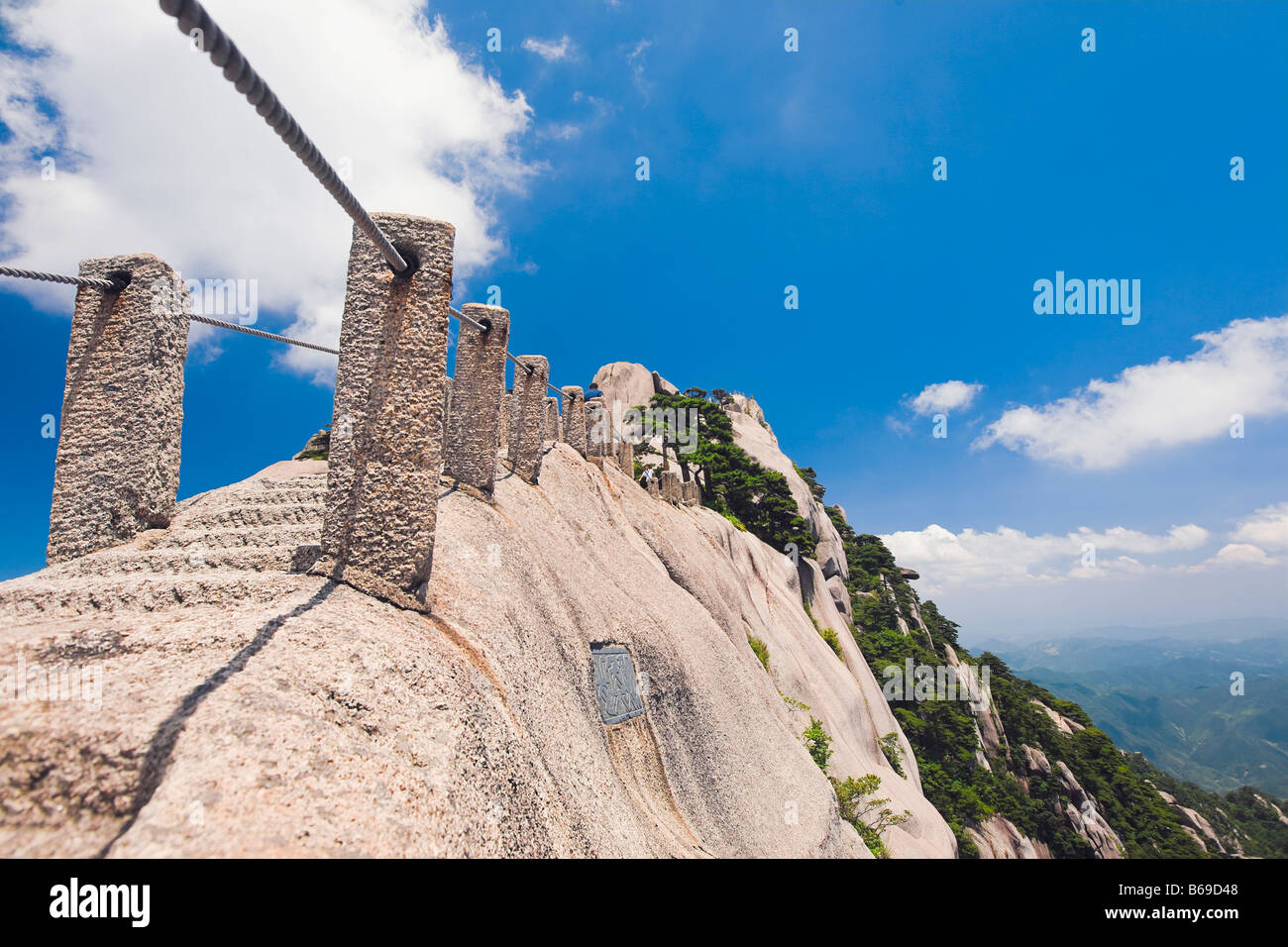 Geländer auf einer Klippe, Huangshan, Anhui Provinz, China Stockfoto