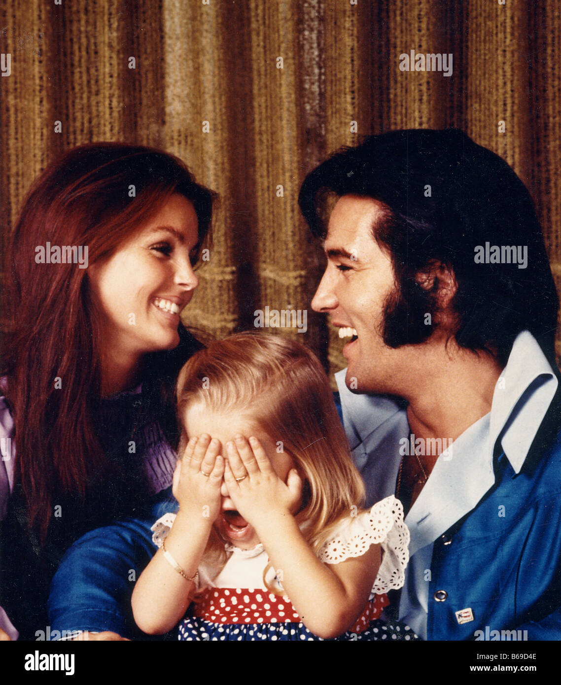 ELVIS PRESLEY mit Priscilla und Tochter Lisa Marie, 1973 Stockfoto