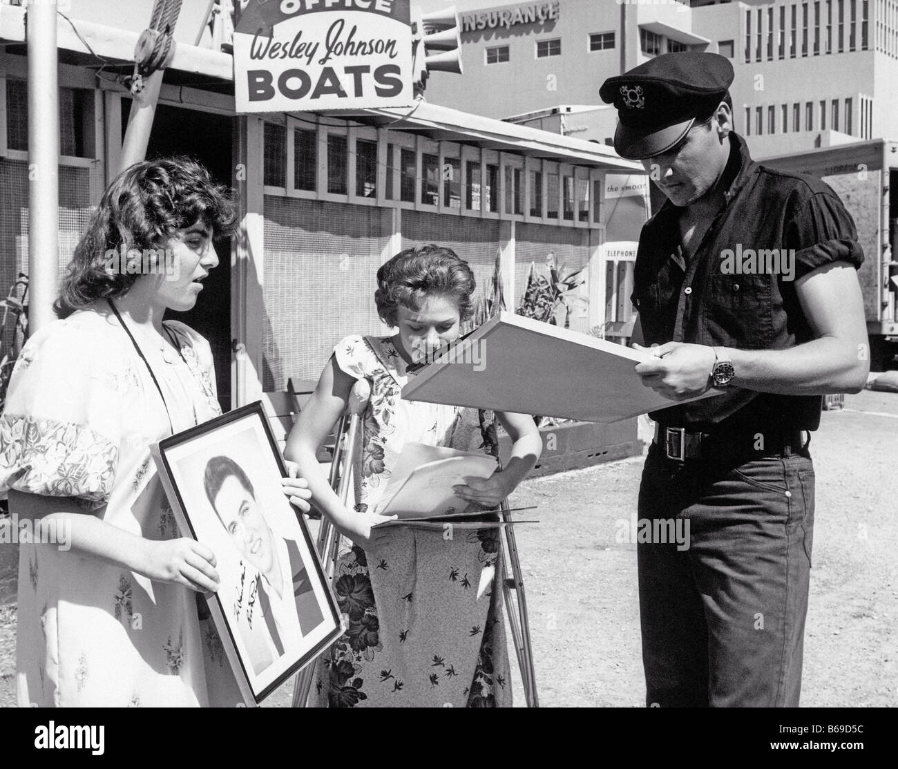 ELVIS PRESLEY Sogns für Fans bei Dreharbeiten zu GIrls, Girls, Girls im Jahr 1962 Stockfoto