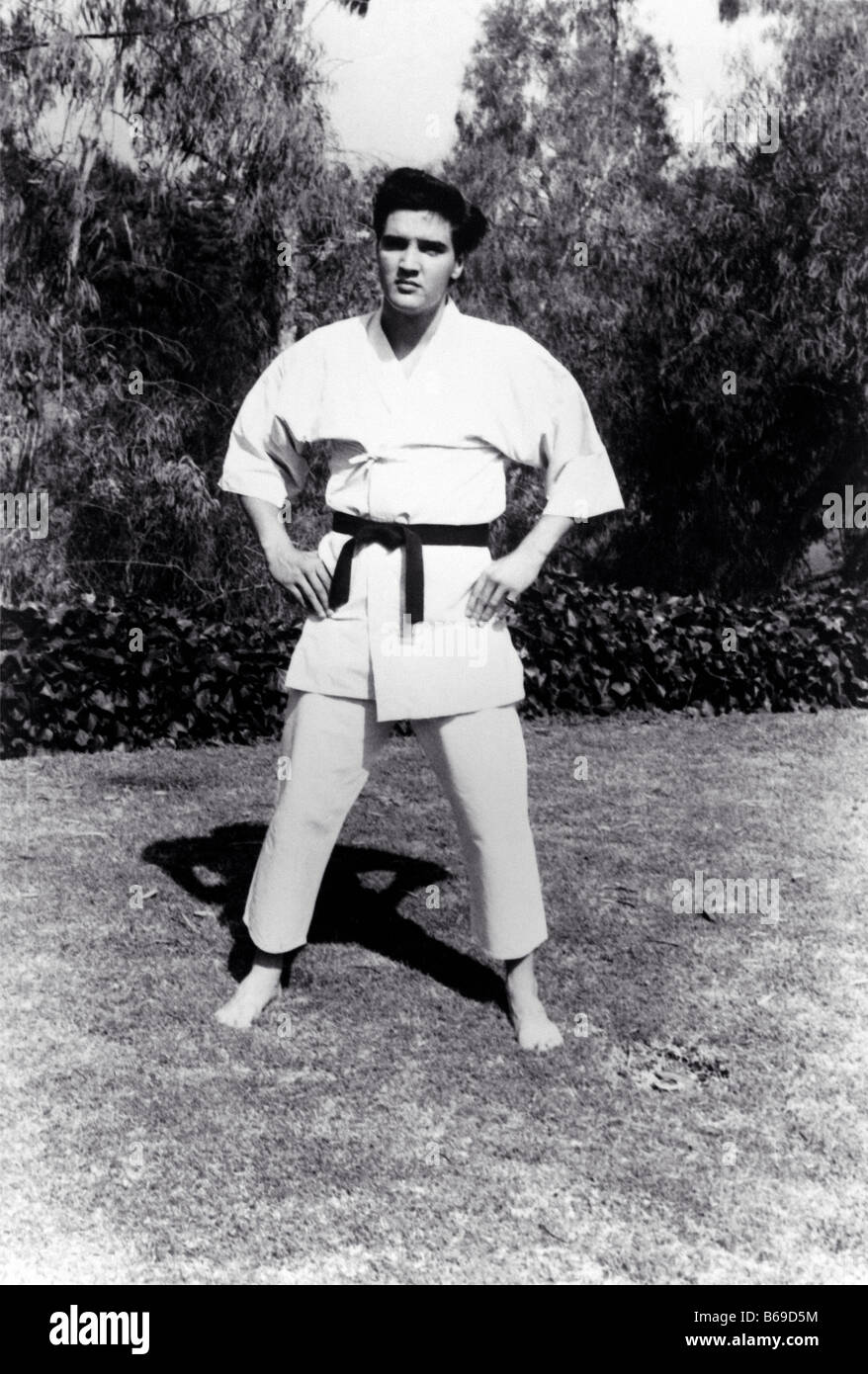 ELVIS PRESLEY in seinem Karate Anzug über 1960 Stockfoto