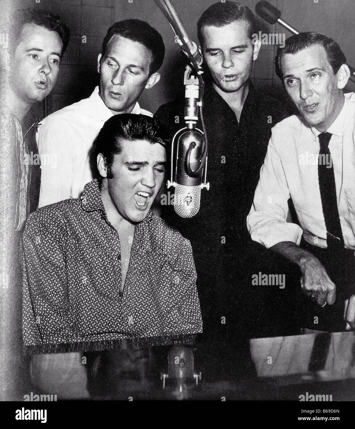 ELVIS PRESLEY und die Jordanaires über 1956. L: Gordon Stoker, Hoyt Hawkins, Elvis, Neal Matthews, Hugh Jarrett Stockfoto