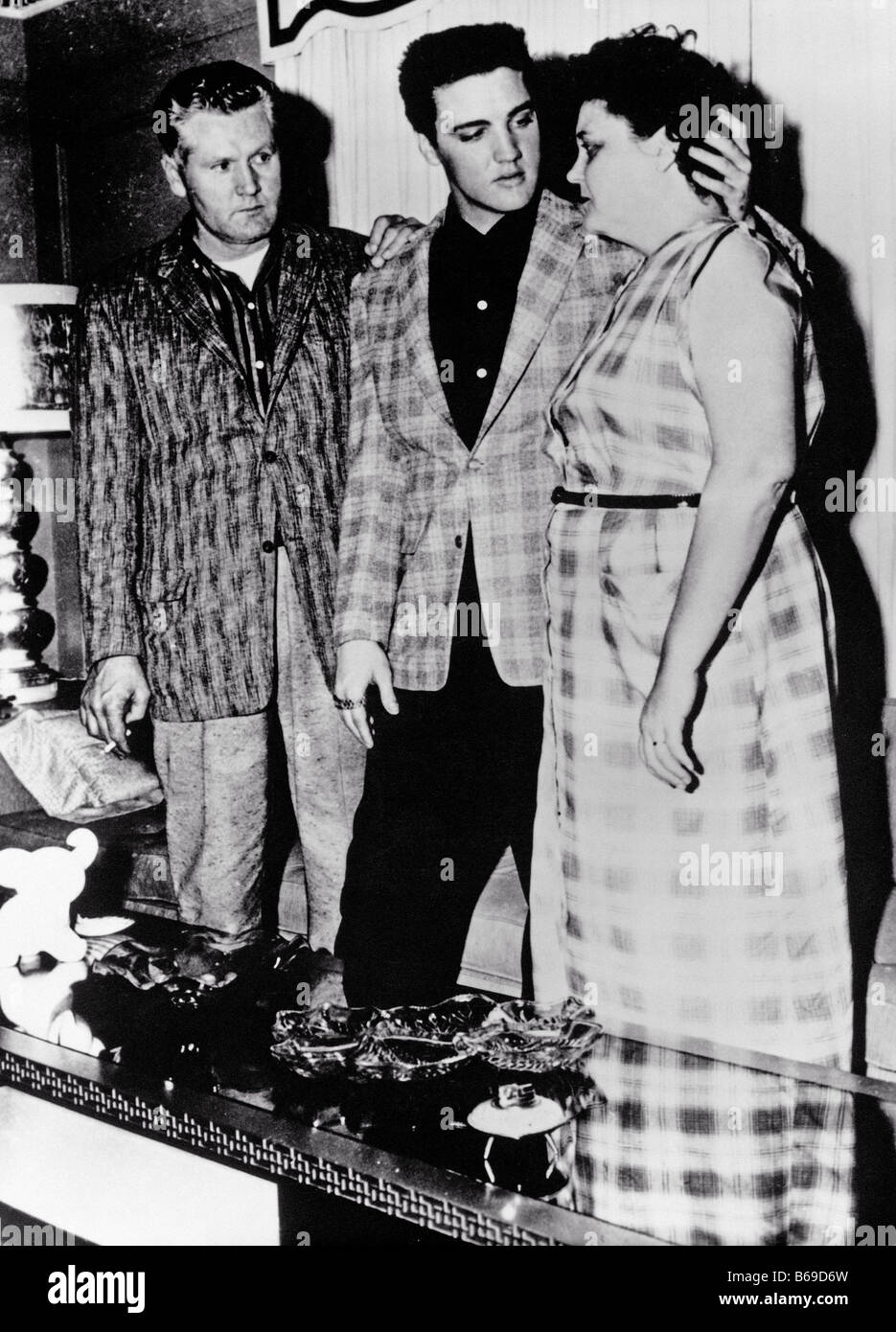ELVIS PRESLEY mit Eltern Vernon und Gladys über 1958 Stockfoto