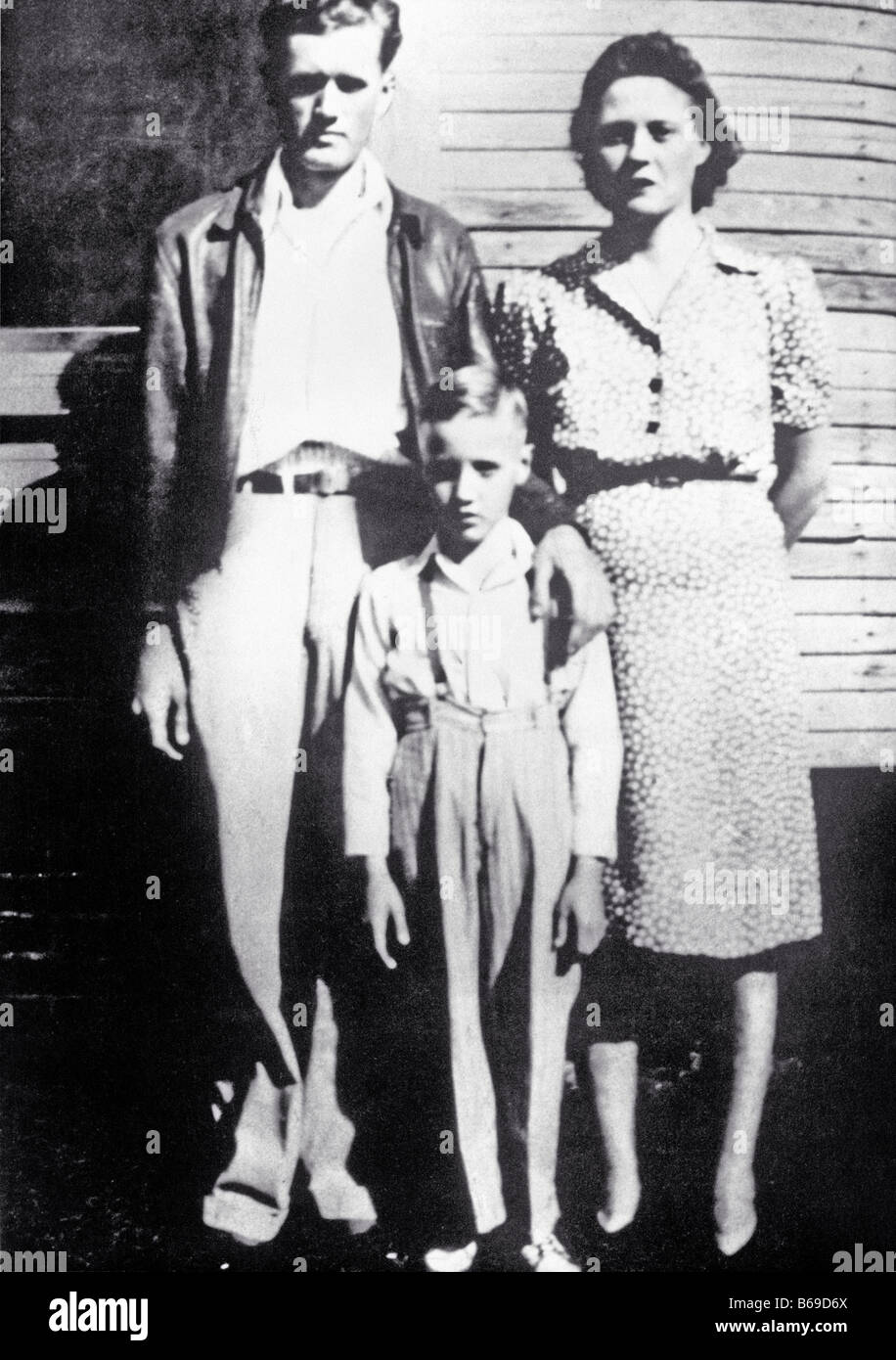 ELVIS PRESLEY mit Eltern Vernon und Gladys vor ihrem Haus Tupelo um 1942 Stockfoto