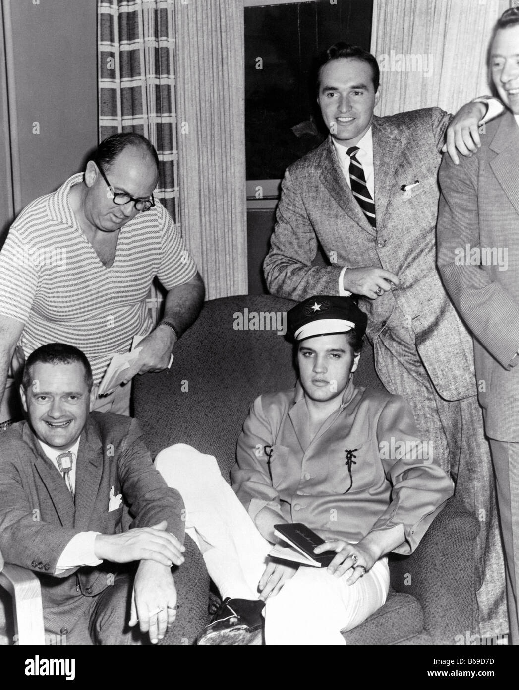 ELVIS PRESLEY mit Manager Tom Parker in Gläsern, Country-Sänger Hank Snow am rechten und Rekord Führungskräfte über 1955 Stockfoto