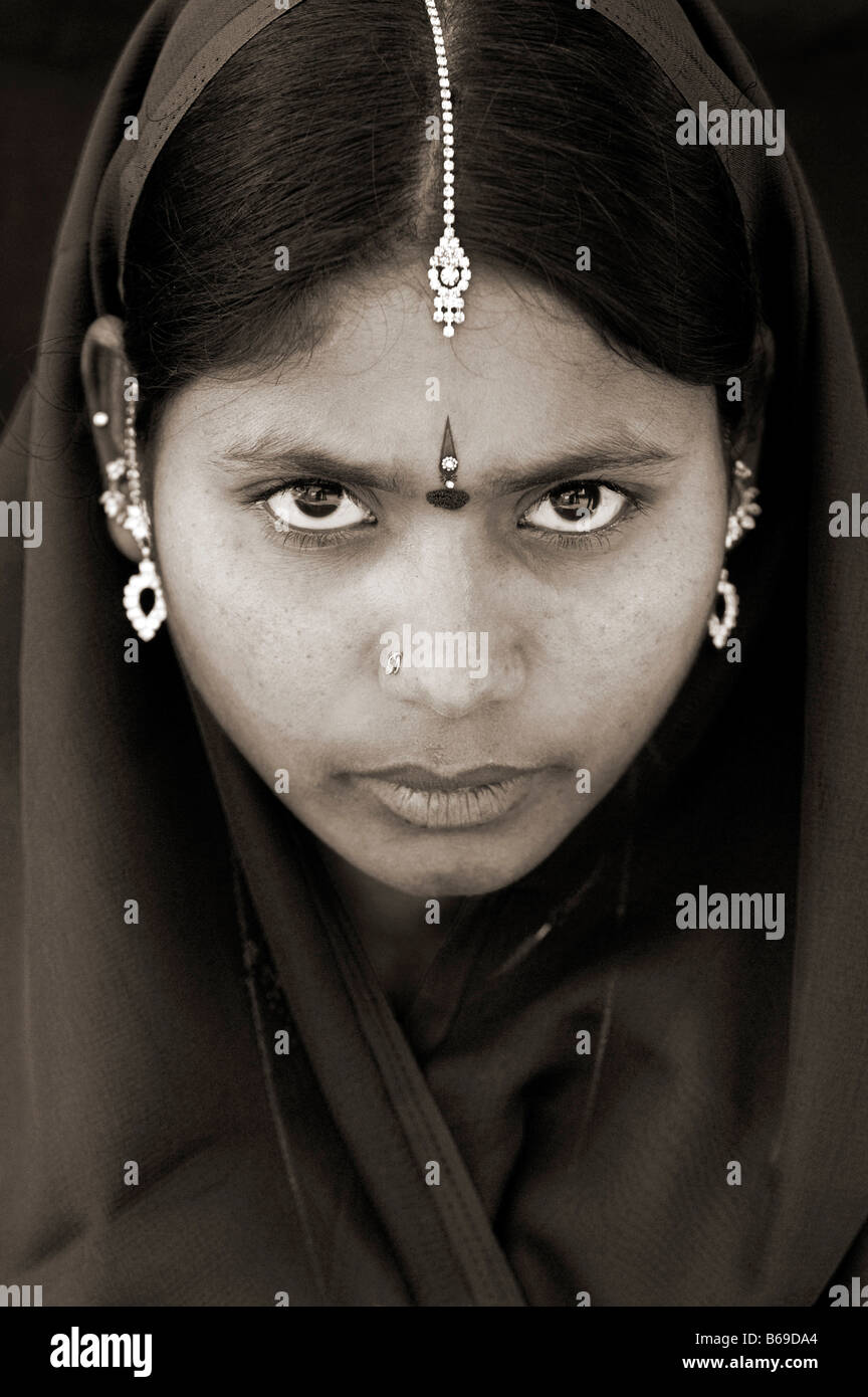 Indische Frau starren Gesicht Porträt. Andhra Pradesh, Indien. Sepia-Farbton Stockfoto