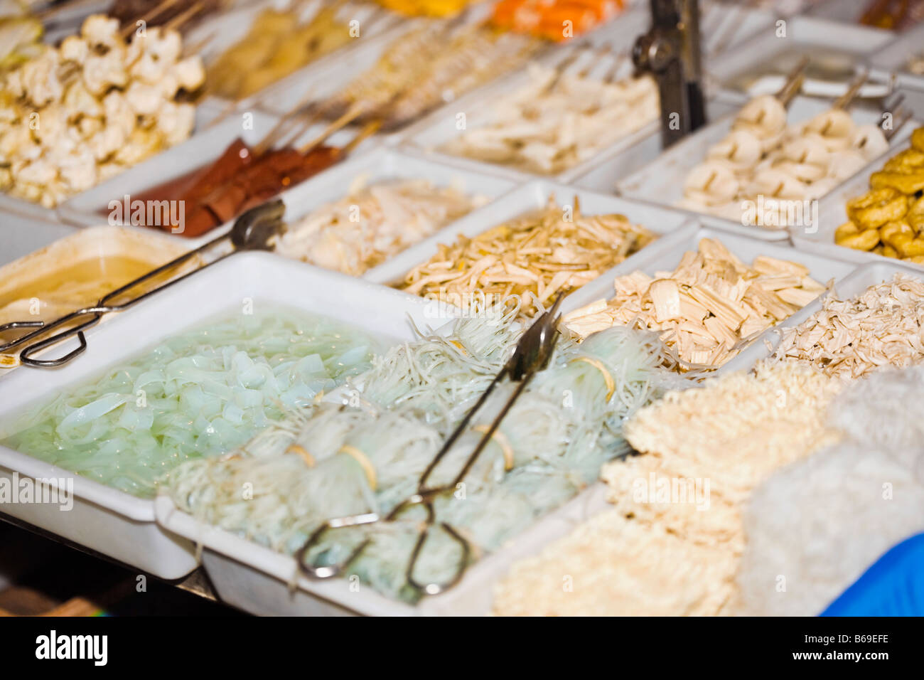 Essen in einem Markt Stall, Nanjing, Provinz Jiangsu, China Stockfoto