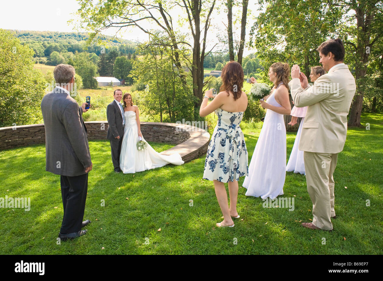 Gruppe von Menschen fotografieren ein Brautpaar in einem Park, East Meredith, New York State, USA Stockfoto