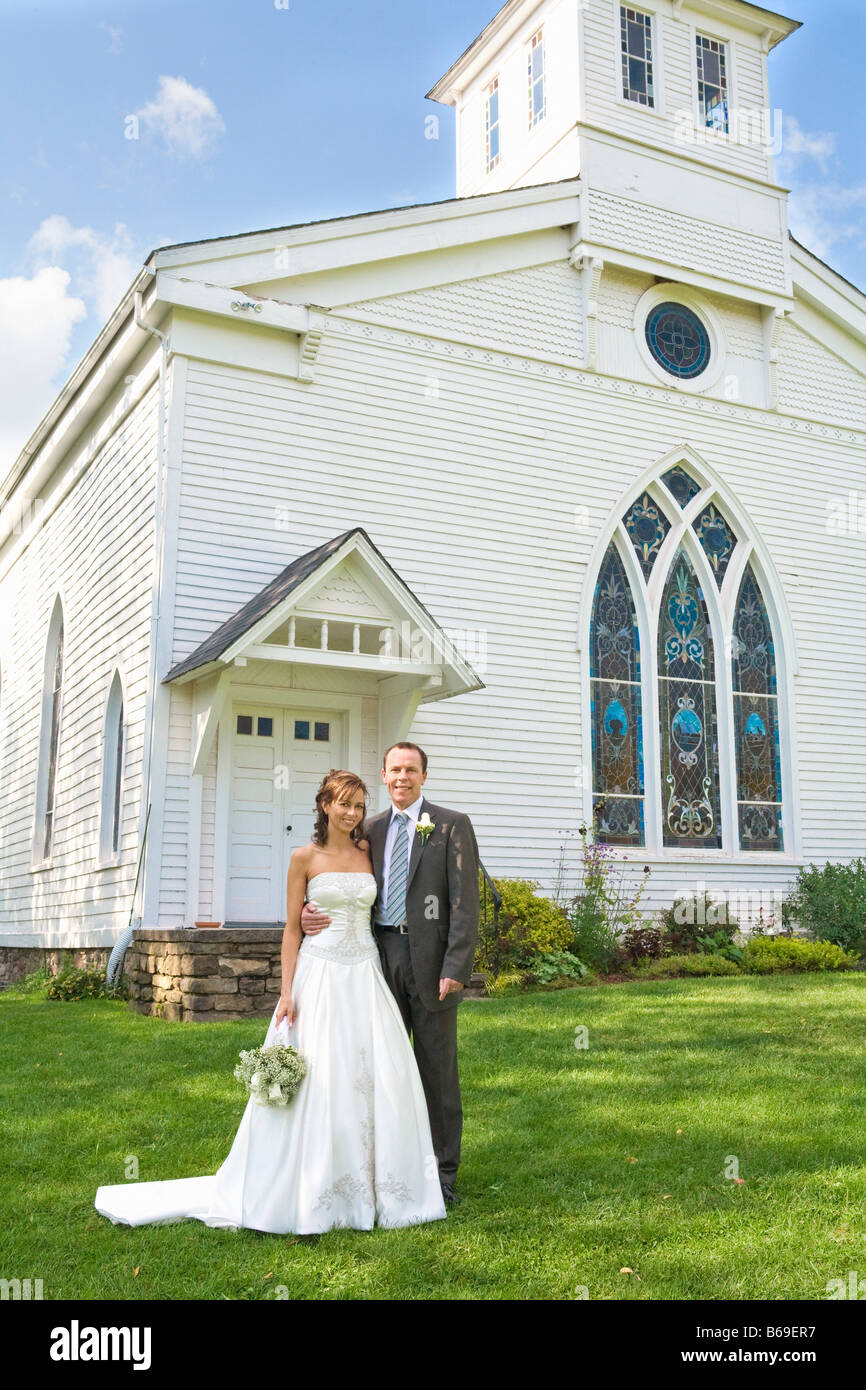 Frisch vermählte Paar stand vor einer Kirche, Osten Meredith, New York State, USA Stockfoto