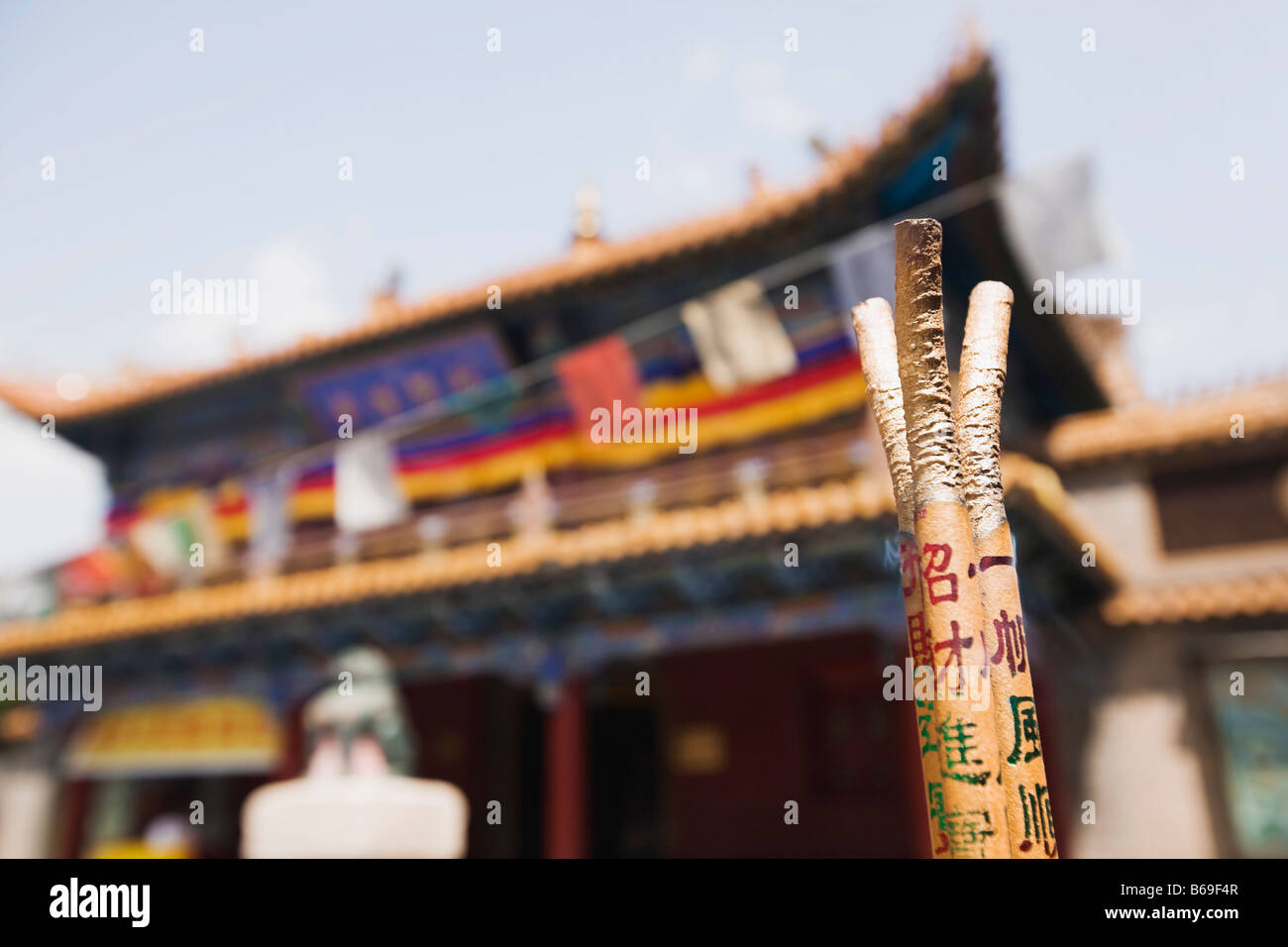 Räucherstäbchen vor einem Tempel, Da Zhao Tempel, Hohhot, Innere Mongolei, China Stockfoto