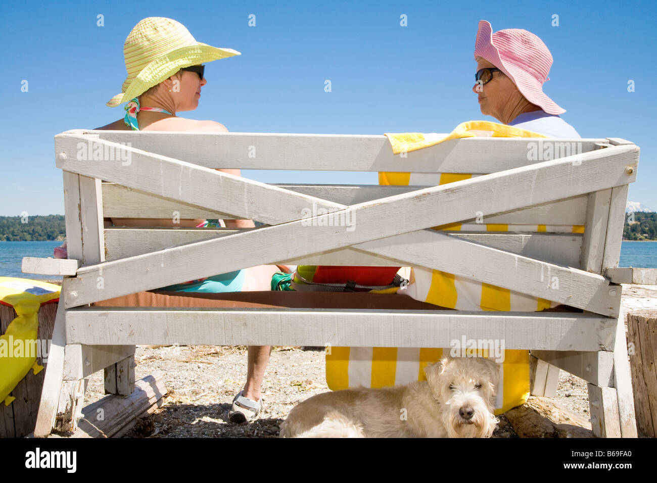 Frau mit ihrer Mutter auf einer Bank sitzend Stockfoto