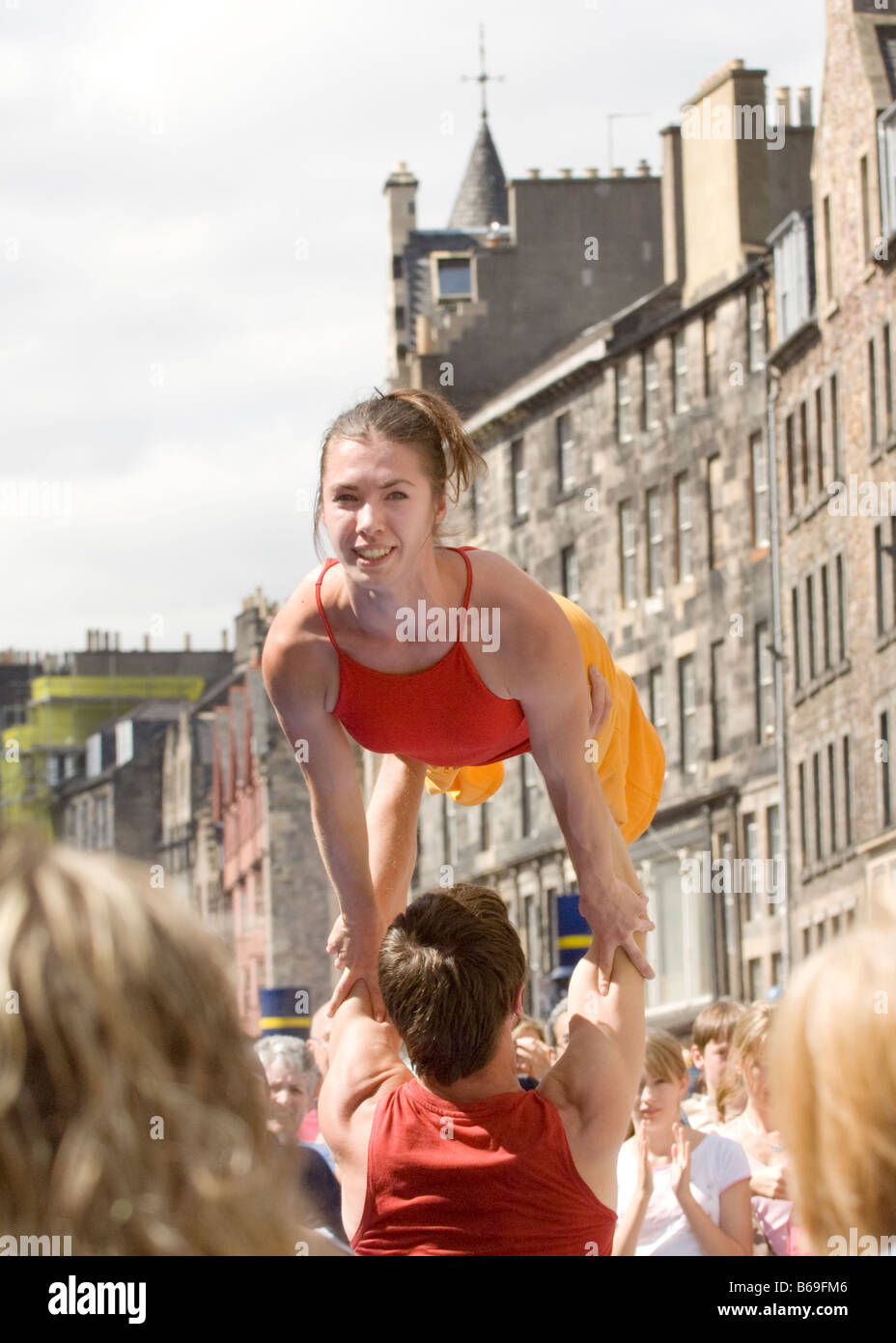 Akrobaten, die Werbung ihre Show auf der High Street in Edinburgh während des jährlichen Edinburgh Fringe Festival Stockfoto