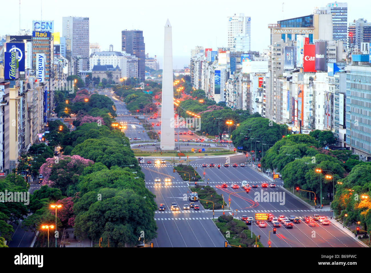 Luftaufnahme der Avenida 9 de Julio mit Obelisco Denkmal, in der Abenddämmerung mit Autoscheinwerfer. Langzeitbelichtung Buenos Aires, Argentinien Stockfoto