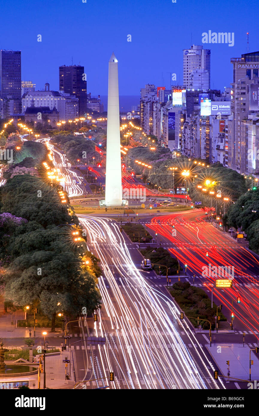 Luftaufnahme der Avenida 9 de Julio mit Obelisco Denkmal, in der Nacht, mit Auto leuchtet Spuren. Buenos Aires, Argentinien Stockfoto