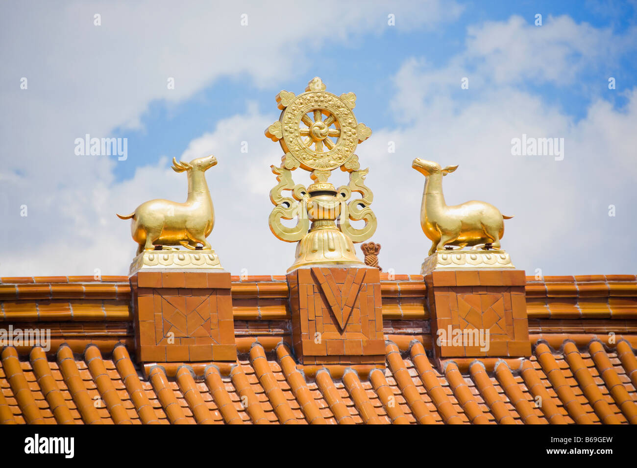 Niedrigen Winkel Ansicht der Skulpturen auf dem Dach eines Tempels, Da Zhao Tempel, Hohhot, Innere Mongolei, China Stockfoto