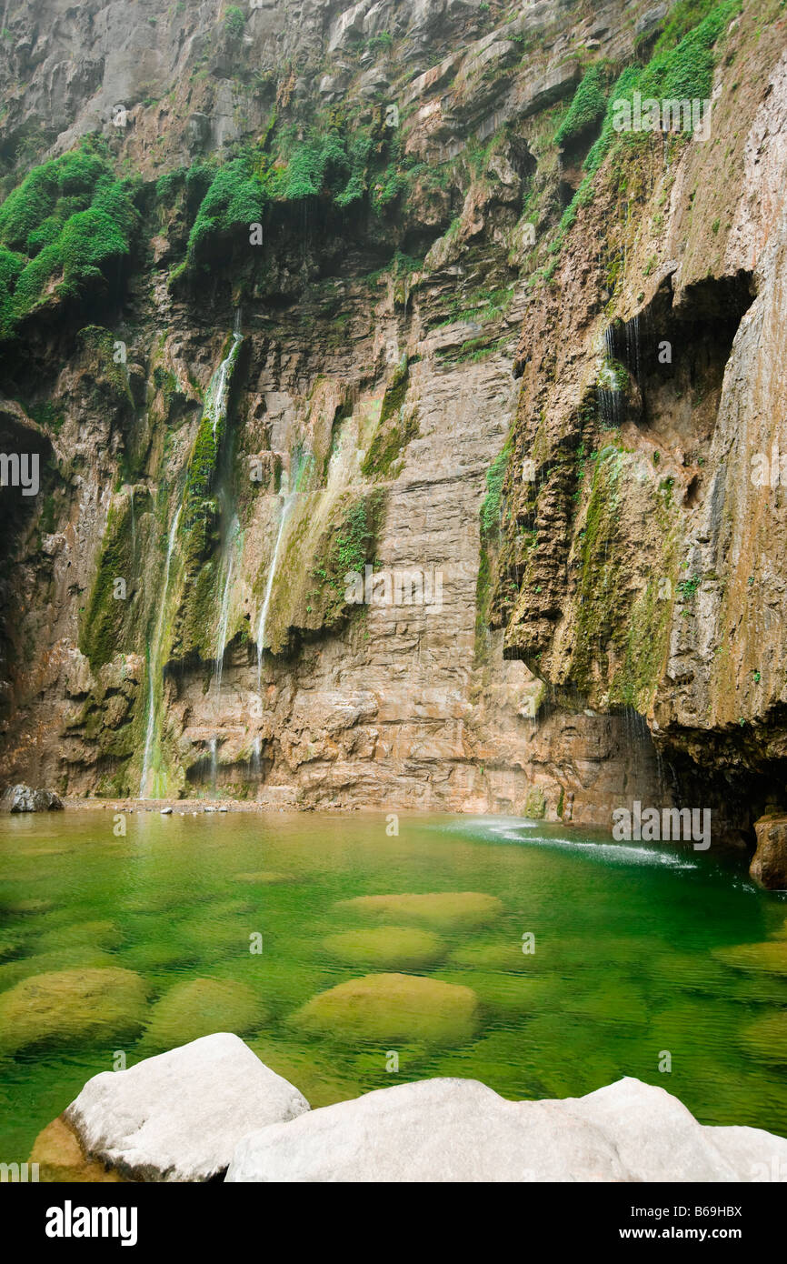 Fluss fließt durch Felsen, Mt Yuntai, Jiaozuo, Provinz Henan, China Stockfoto