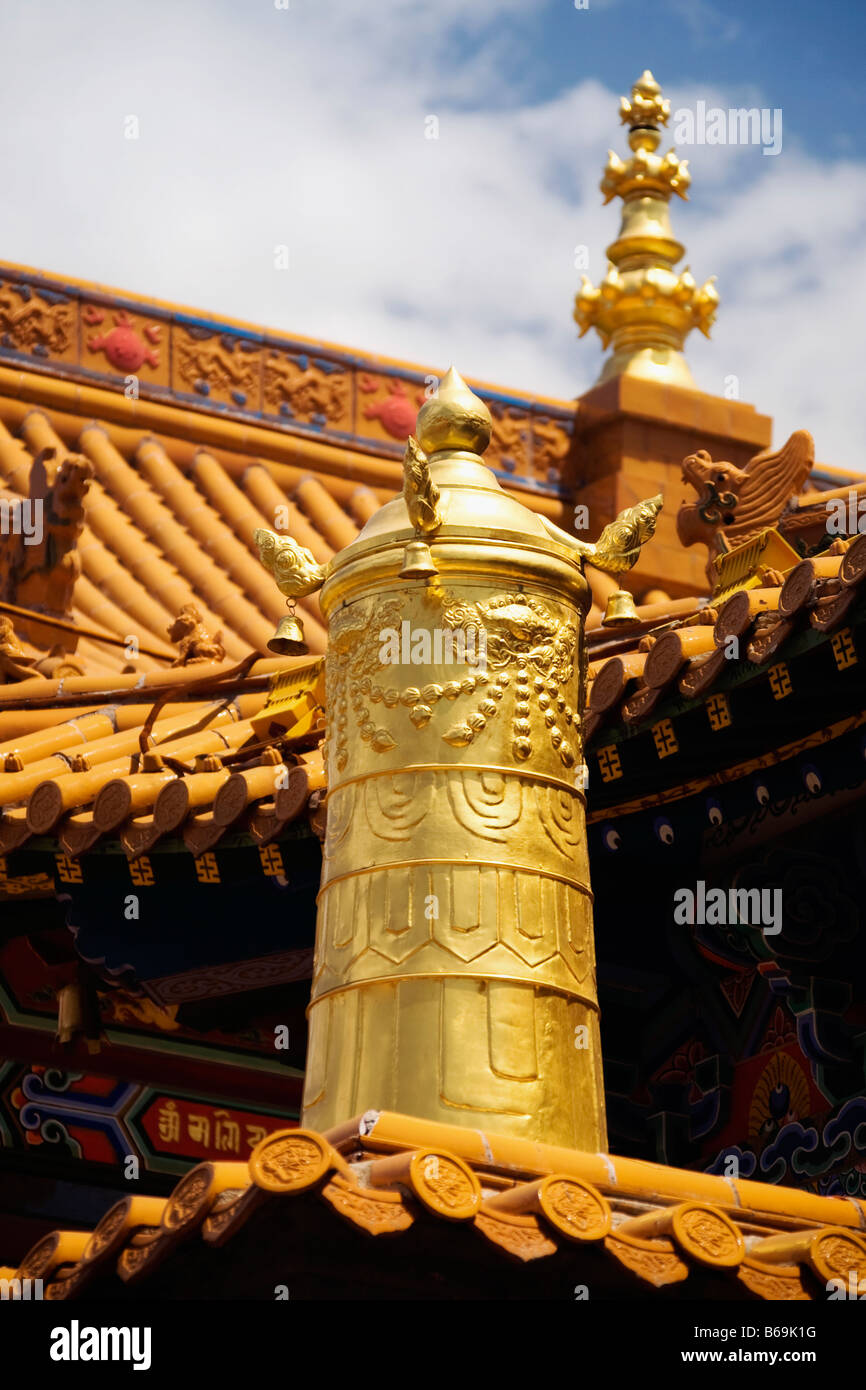Niedrigen Winkel Ansicht der Skulpturen auf dem Dach eines Tempels, Da Zhao Tempel, Hohhot, Innere Mongolei, China Stockfoto