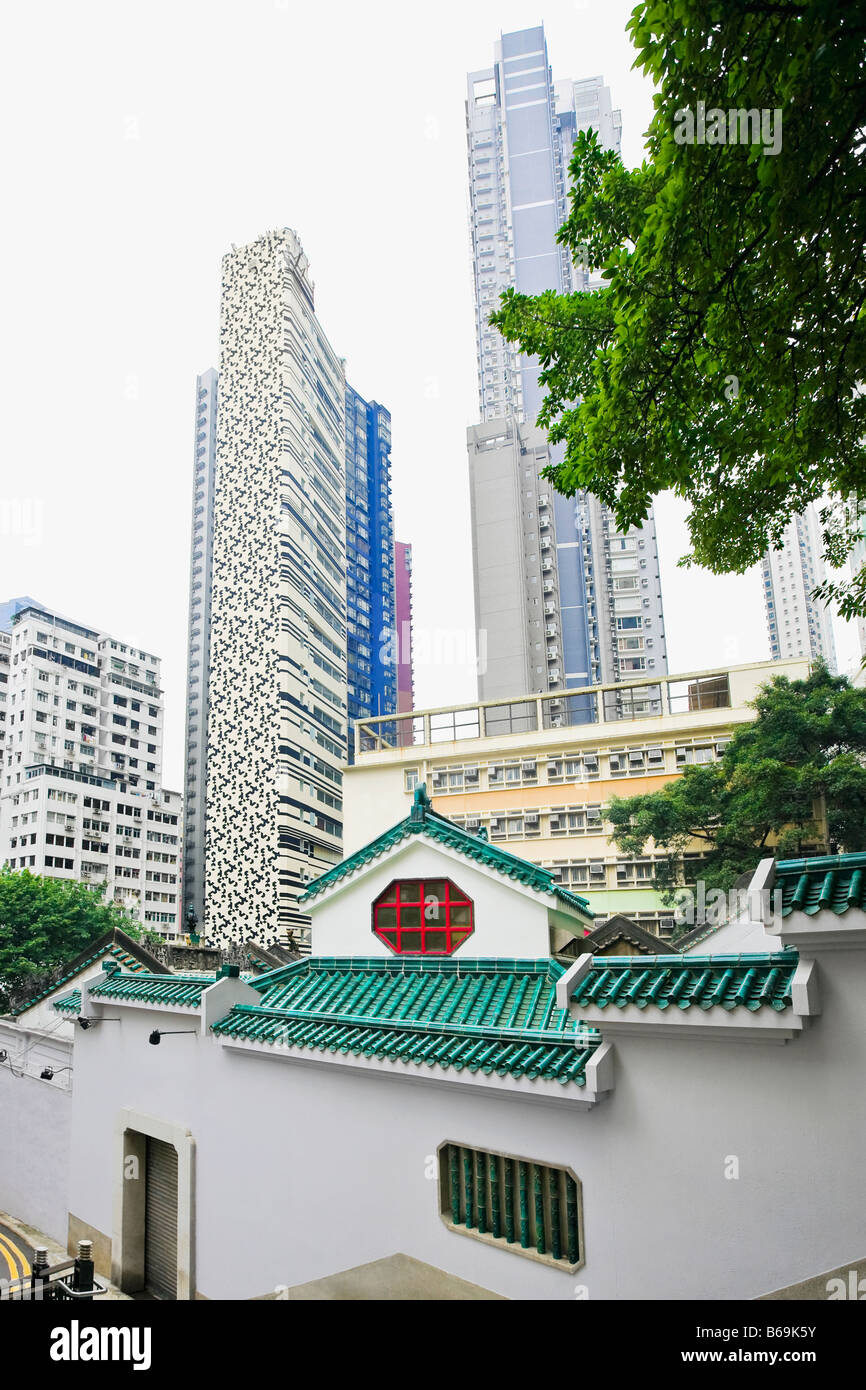 Tempel mit Wolkenkratzern im Hintergrund, Man Mo Tempel, Hong Kong, China Stockfoto