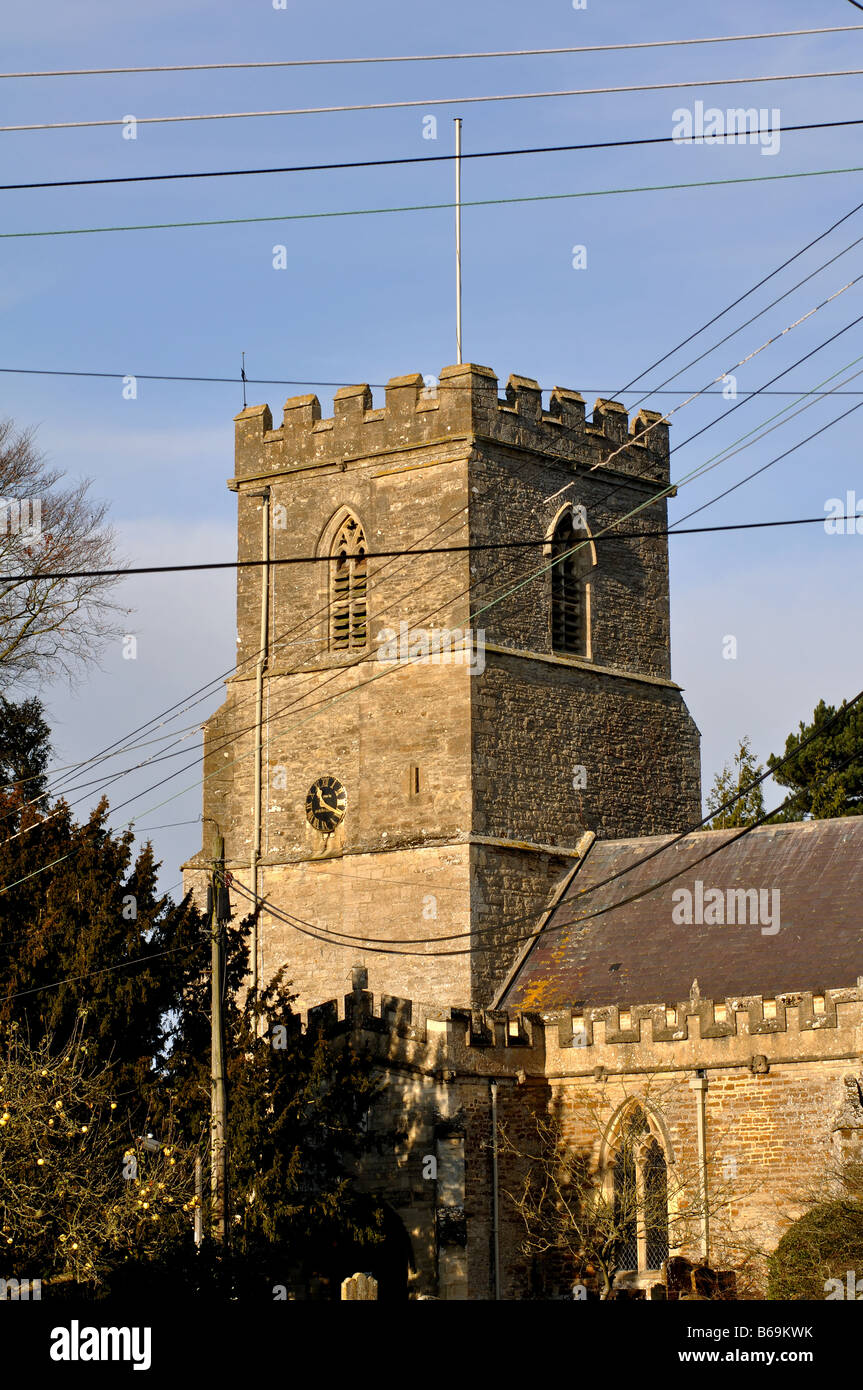Drähte kreuzen Blick auf St. Peter und St. Paul Kirche, Steeple Aston, Oxfordshire, England, UK Stockfoto