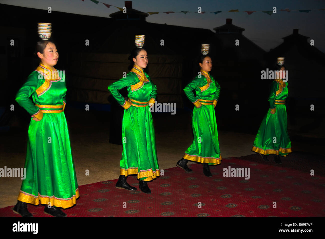 Vier junge Frauen tanzen, Innere Mongolei, China Stockfoto