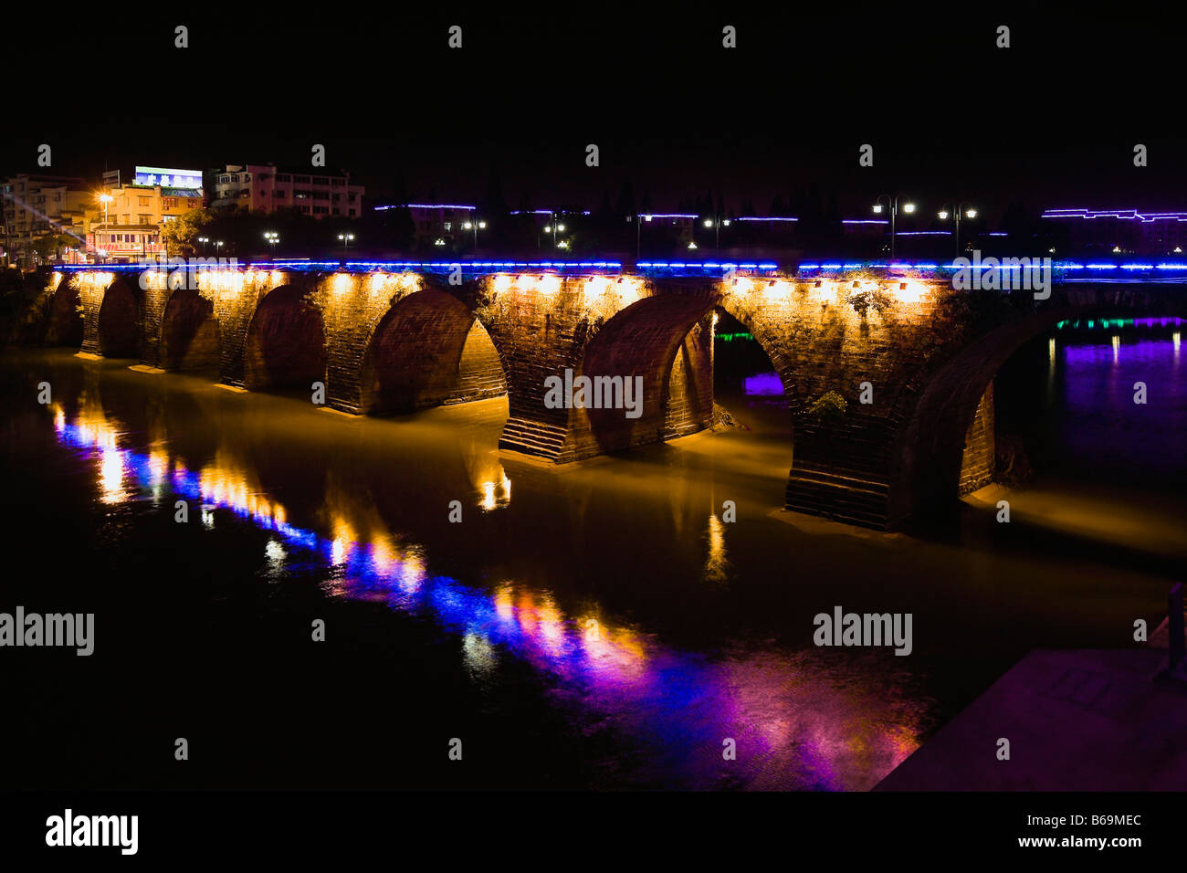 Brücke über den See, Tunxi Bezirk, Provinz Anhui, China Stockfoto