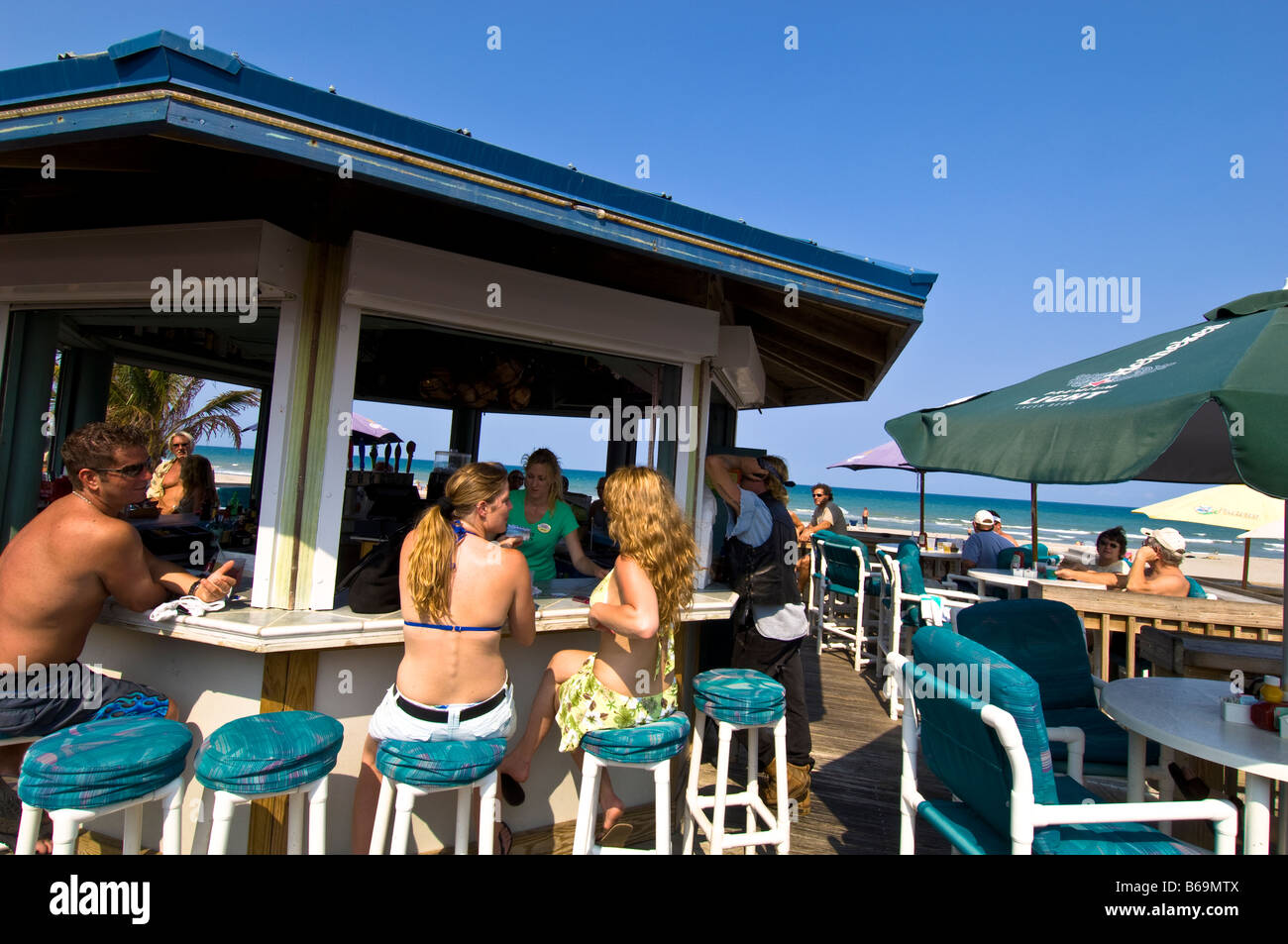 Junge Menschen, die einen Drink in einer Bar am Strand, Cocoa Beach Gold Coast Florida Vereinigte Staaten von Amerika Stockfoto