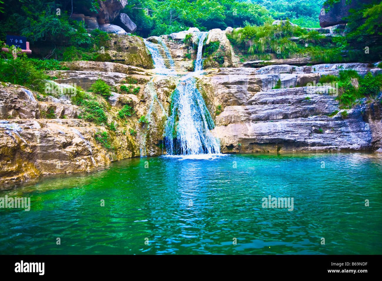 Wasserfall in einem Wald, Mt Yuntai, Jiaozuo, Provinz Henan, China Stockfoto